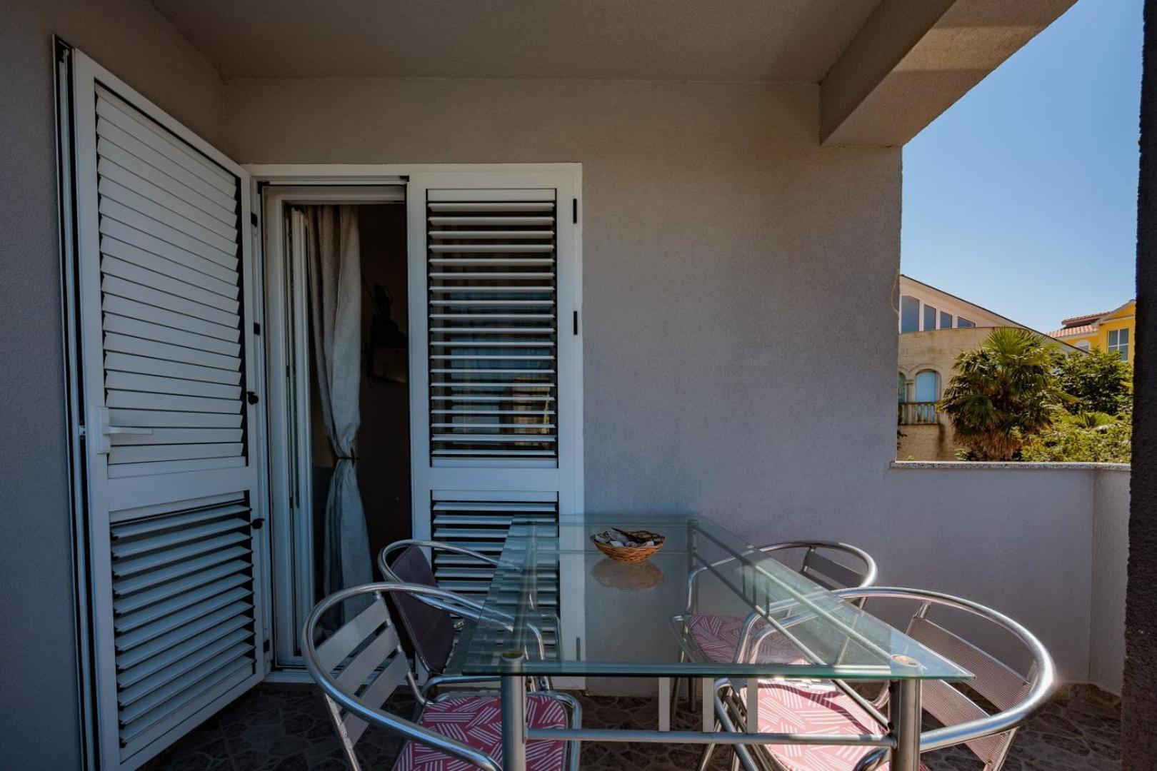 Crowonder Lucky Holiday House With Pool And Patio 30 Meters From The Beach Zadar Exterior foto